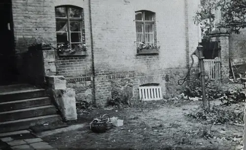 Widok od podwórza na wejście główne (lata 70?)